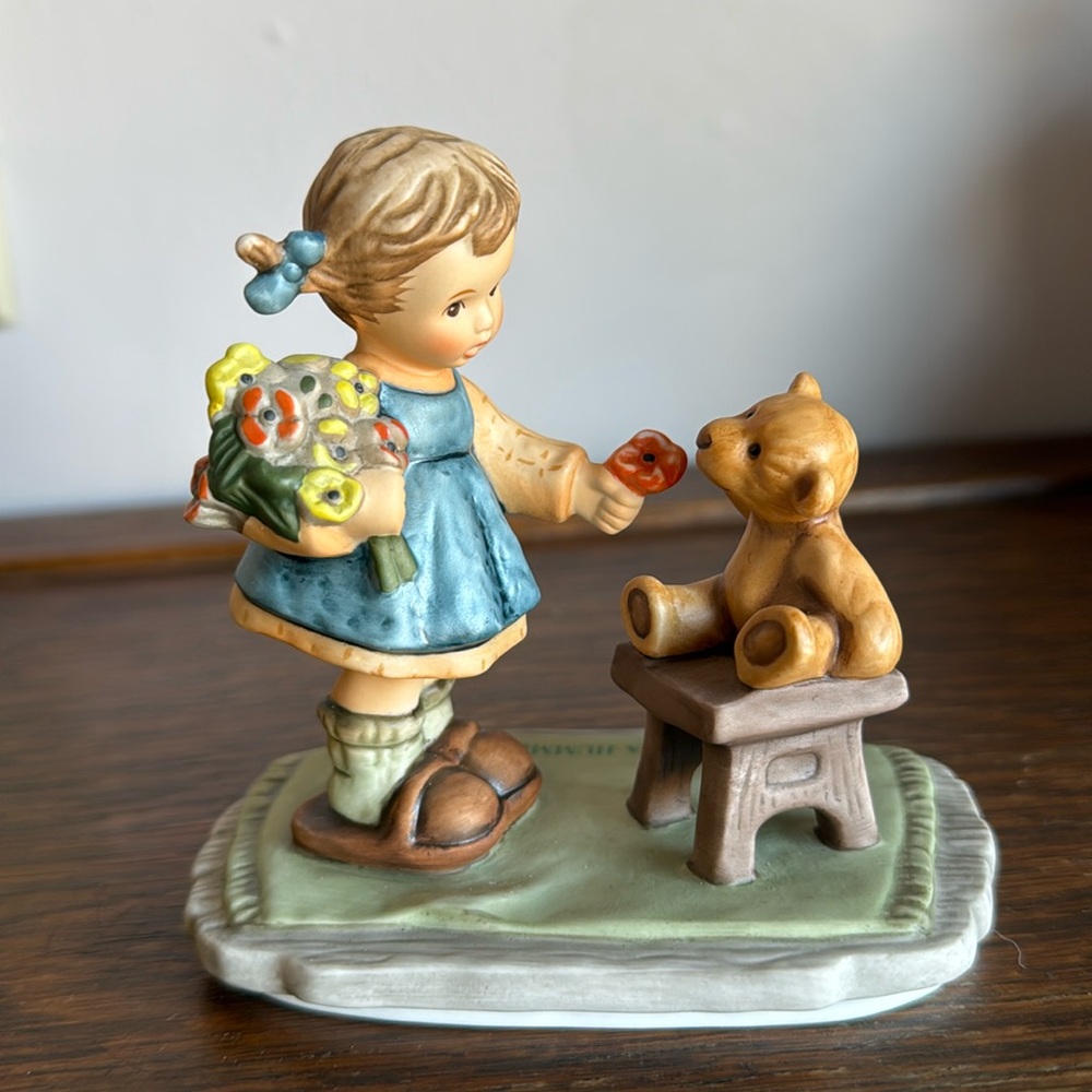 Berta Hummel Goebel With Love BH 66 1998